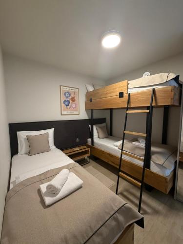 2 bedrooms, 4 beds