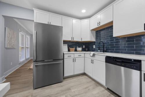 Kitchen, Spacious 6BR Duplex | Patio + Near BeltLine in Pittsburgh