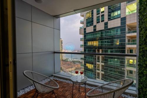 SkyView Signature 2BR - Ain Eye Marina & Palm view - image 7