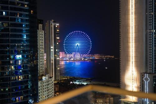 SkyView Signature 2BR - Ain Eye Marina & Palm view - image 12