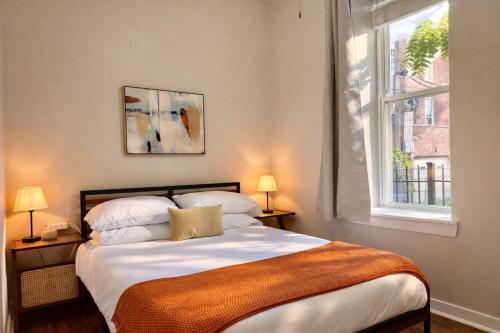Flexhome West Town - Spacious 2BR Duplex in West Town