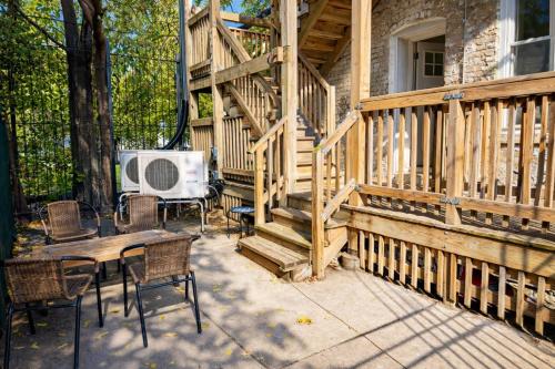 Flexhome West Town - Spacious 2BR Duplex in West Town