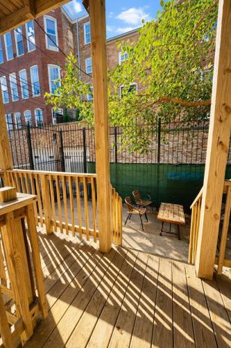 Flexhome West Town - Spacious 2BR Duplex in West Town