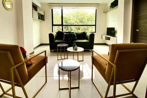 Lovely 2BD City Condo with parking