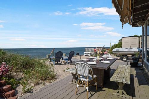 Queen Vic LI Soundfront 5BR Beach House - image 6