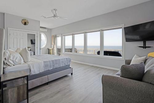 Queen Vic LI Soundfront 5BR Beach House - image 7