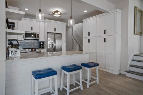 Queen Vic LI Soundfront 5BR Beach House - image 14
