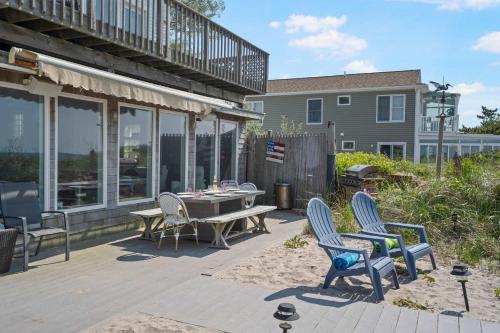 Queen Vic LI Soundfront 5BR Beach House - image 13