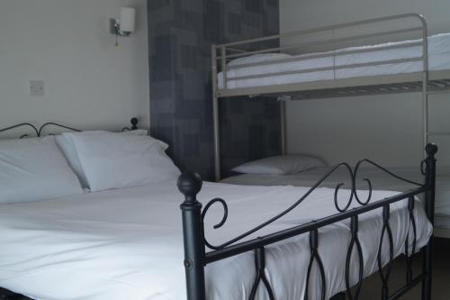 1 double bed, 2 bunk beds