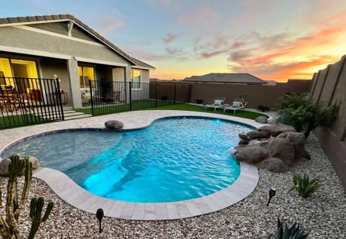 Private Pool! Avondale - Modern Mtn View Oasis – khách sạn tại Nam Glendale
