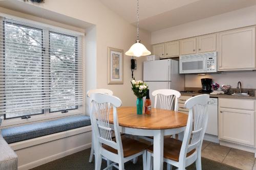 Stunning Condo with Beach Access The Shores 5719 in Traverse City, USA