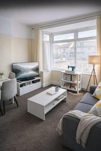 6 Bedroom House with Parking ,, Garden Fast WiFi -Ideal for contractors and work stays – khách sạn tại Horfield