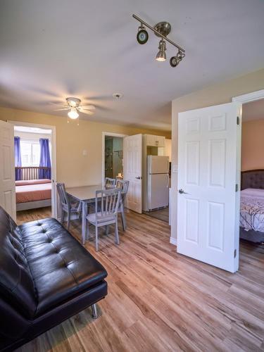 Four Seasons Algonquin Cabins – khách sạn tại Barrys Bay (ON)
