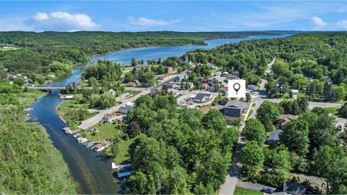 The Birches - Condotel Downtown Lake Leelanau ➠ Unit 4 in Suttons Bay, USA