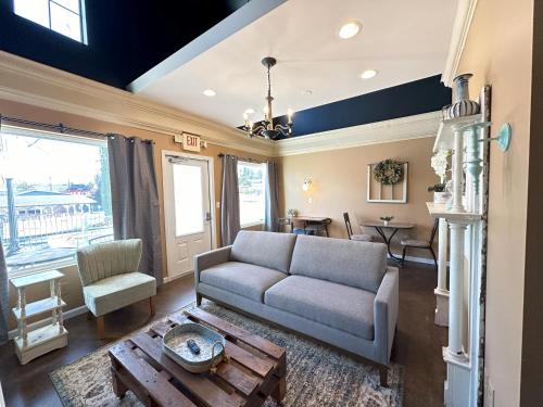 Haven at Hazel~Downtown Loft in Demorest, USA