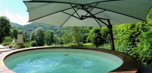 Maison avec vue, grand terrain clos, bain nordique privé toute l'année, animaux acceptés (Maison avec vue, grand terrain clos, bain nordique prive toute l'annee, animaux acceptes) in Aleu