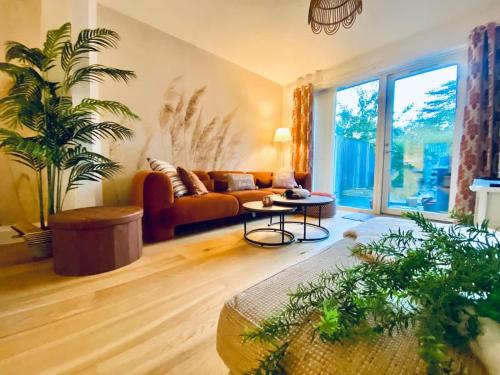 Superb House Sleeps 7 parking in Cambridge in Trumpington