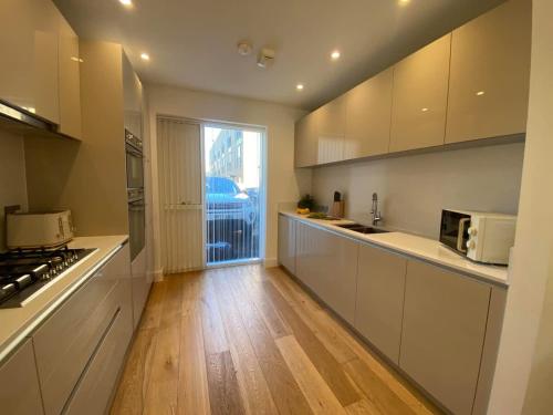 Superb House Sleeps 7 parking in Cambridge in Trumpington