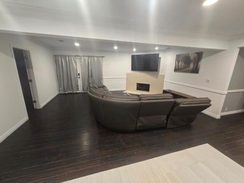 Tarzana 6 Bedroom Charmer W Pool in Tarzana