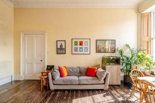 Central Georgian flat - perfect festival base! - image 14