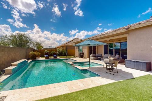 Pool, Hot Tub and Game Room! Spacious Buckeye Home in 古德伊爾