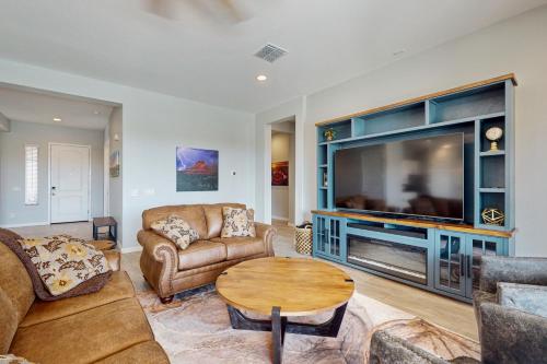 Pool, Hot Tub and Game Room! Spacious Buckeye Home in 古德伊爾