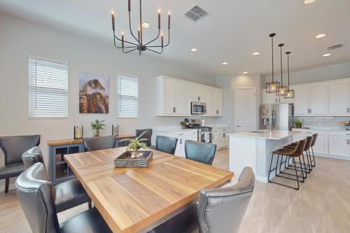 Pool, Hot Tub and Game Room! Spacious Buckeye Home in 古德伊爾