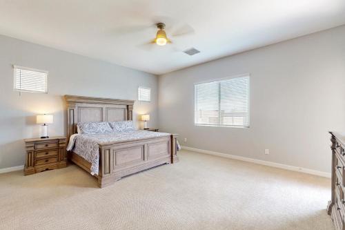 Pool, Hot Tub and Game Room! Spacious Buckeye Home in 古德伊爾