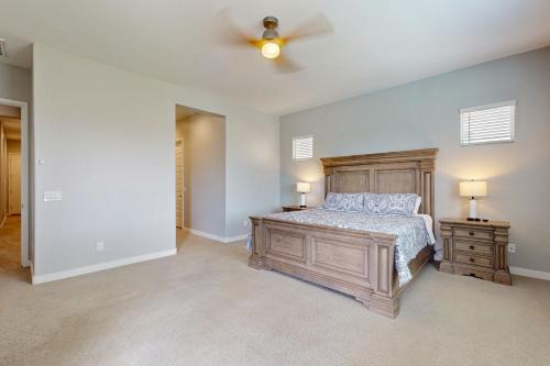 Pool, Hot Tub and Game Room! Spacious Buckeye Home in 古德伊爾