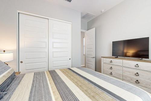 Pool, Hot Tub and Game Room! Spacious Buckeye Home in 古德伊爾