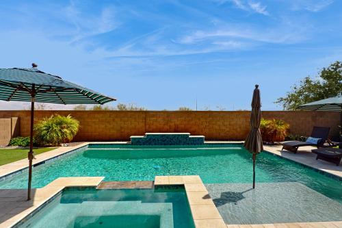 Pool, Hot Tub and Game Room! Spacious Buckeye Home in 古德伊爾