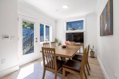 Carol Cozy Garden Home – khách sạn tại Dunbar-Southlands
