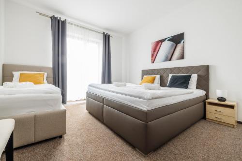 1 queen bed, 1 twin bed