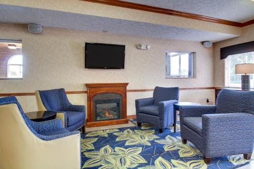 Shared lounge/TV area, Baymont by Wyndham Galesburg in Galesburg (IL)
