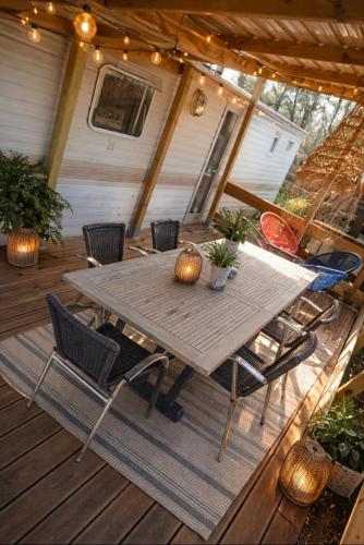 Mobil-home rénové tout confort, terrasse couverte, climatisation, arrivée autonome (Mobil-home renove tout confort, terrasse couverte, climatisation, arrivee autonome) in Fourmies