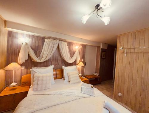 Chambre d'hôte grise avec petit dejeuner Sauna et jacuzzi en option chambre d'hôte Rivaux