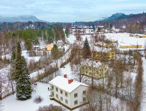 . Ljungaverk Takvåning med Ekgolv och badkar nära älven