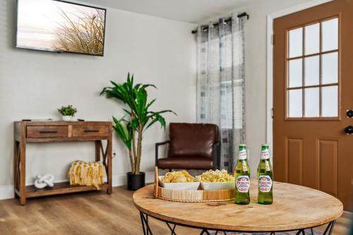 NEW! Clearwater Gem, 10 Min to Beach, 2 Min to Downtown Dunedin, King Bed, Clearwater