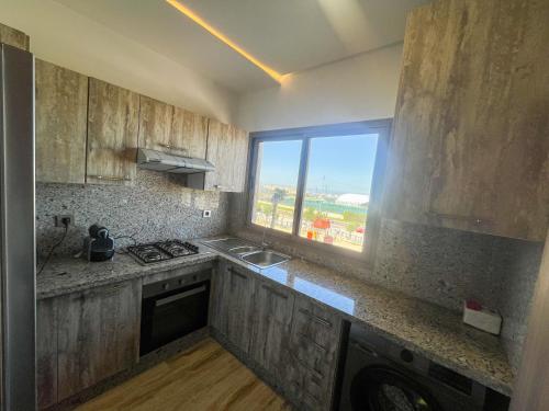 廚房, New Luxury 2BR Apt With Green Space In Residance in 羅切斯諾雷斯
