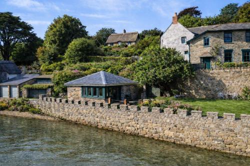 The Boathouse - Salcombe - Spring Time Tiny Home