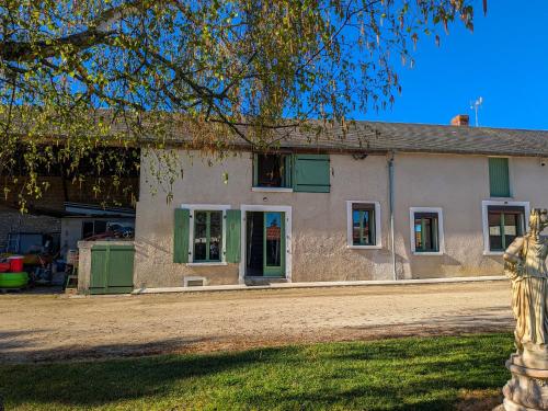 . Gîte familial avec piscine partagée, terrasse et WiFi