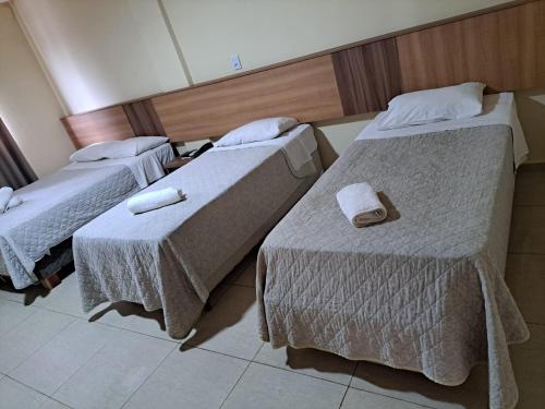 3 twin beds