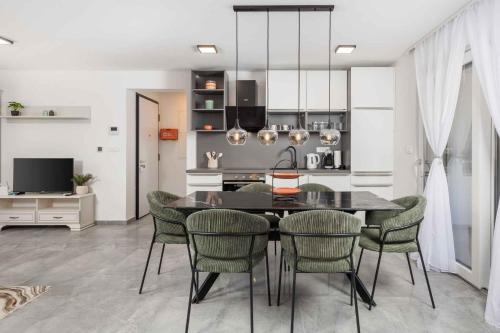 Apartment with A - C in Malinska-Insel Krk 57643 – khách sạn tại Vantacici
