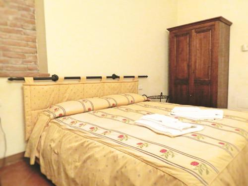 1 queen bed, 2 twin beds