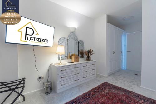 Luxury 2BR in South Kensington Balcony Lift - image 8