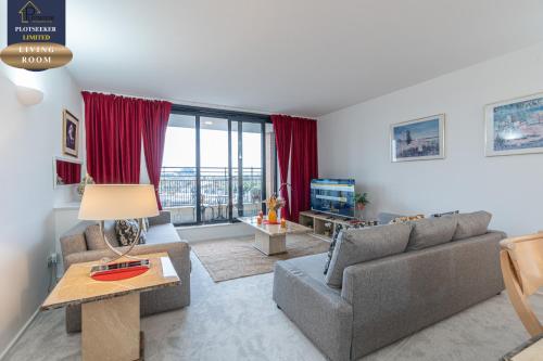Luxury 2BR in South Kensington Balcony Lift - image 2