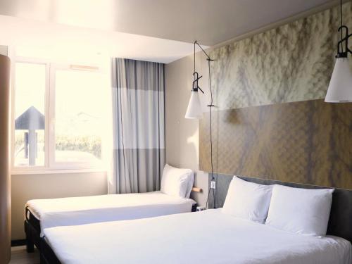 1 queen bed, 1 twin bed