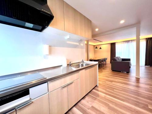 The Lobs Five, Brand New, 4 bedroom, 3 bath, 4 toilet, 8 min to Rusutsu, 7-11, bus at door in คิโมเบตสึ