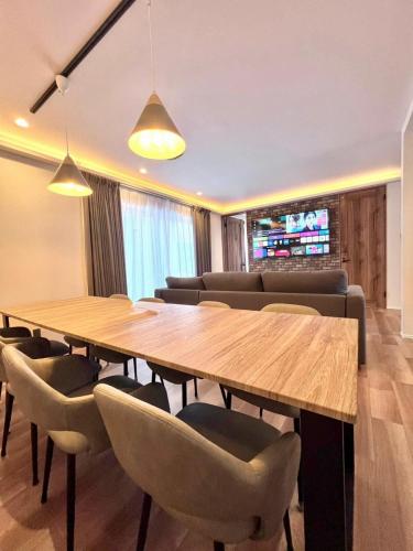 The Lobs Five, Brand New, 4 bedroom, 3 bath, 4 toilet, 8 min to Rusutsu, 7-11, bus at door in คิโมเบตสึ