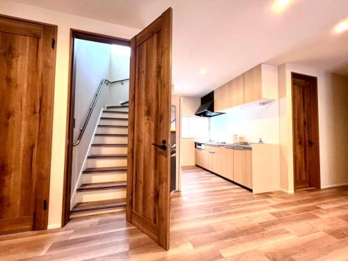 The Lobs Five, Brand New, 4 bedroom, 3 bath, 4 toilet, 8 min to Rusutsu, 7-11, bus at door in คิโมเบตสึ